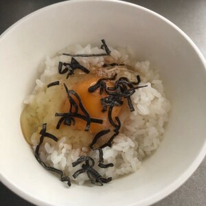 塩昆布とかつおの旨味引き立つ！たまごかけご飯